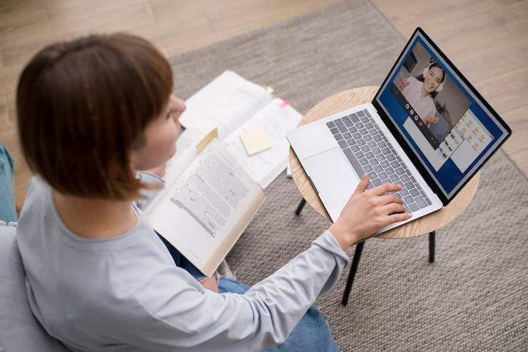 Woman in the middle of an online course